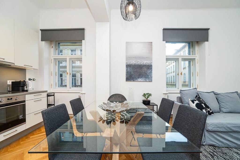 Apartament Bright And Designed In The Center