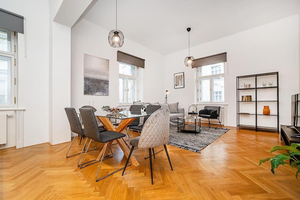 Apartament Bright And Designed In The Center *