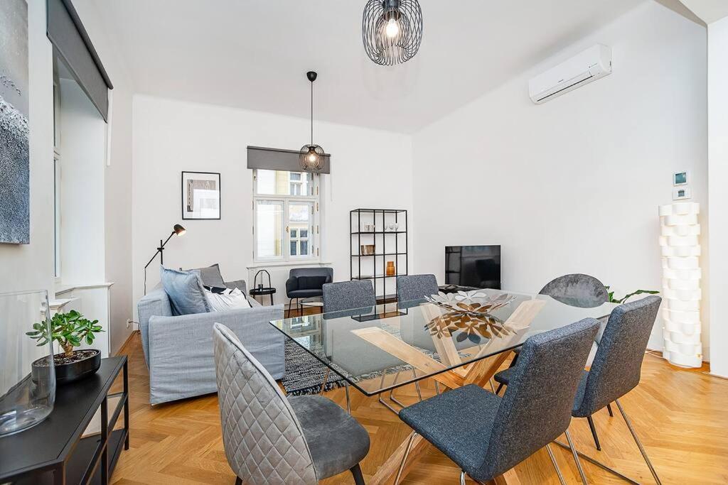 Bright And Designed In The Center Praga