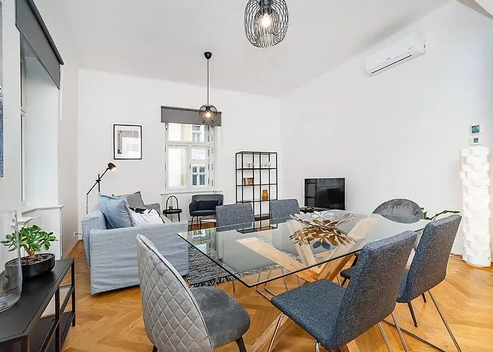 Bright And Designed Apartment In The Center