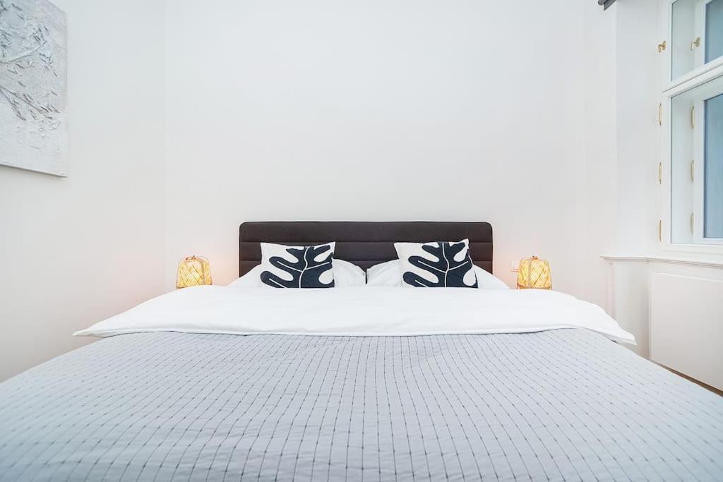 Bright And Designed In The Center Appartamento