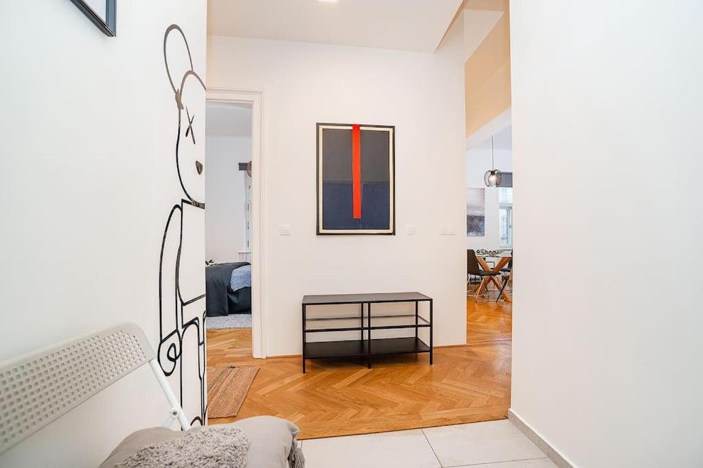 Bright And Designed In The Center Appartamento Praga