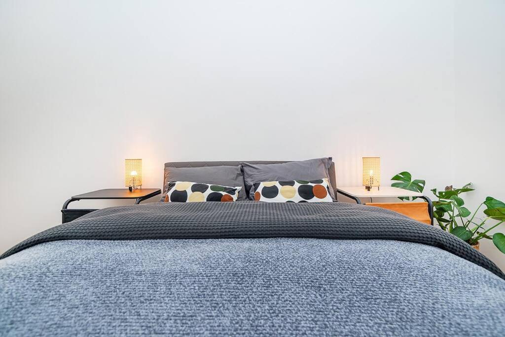 Bright And Designed In The Center Appartamento