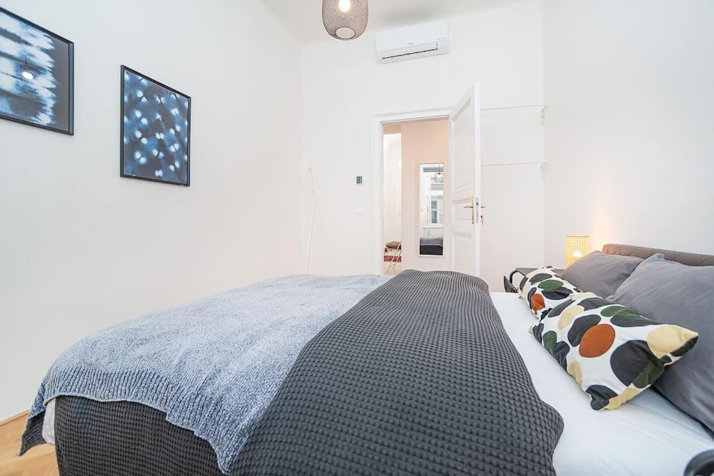 Bright And Designed In The Center Appartamento