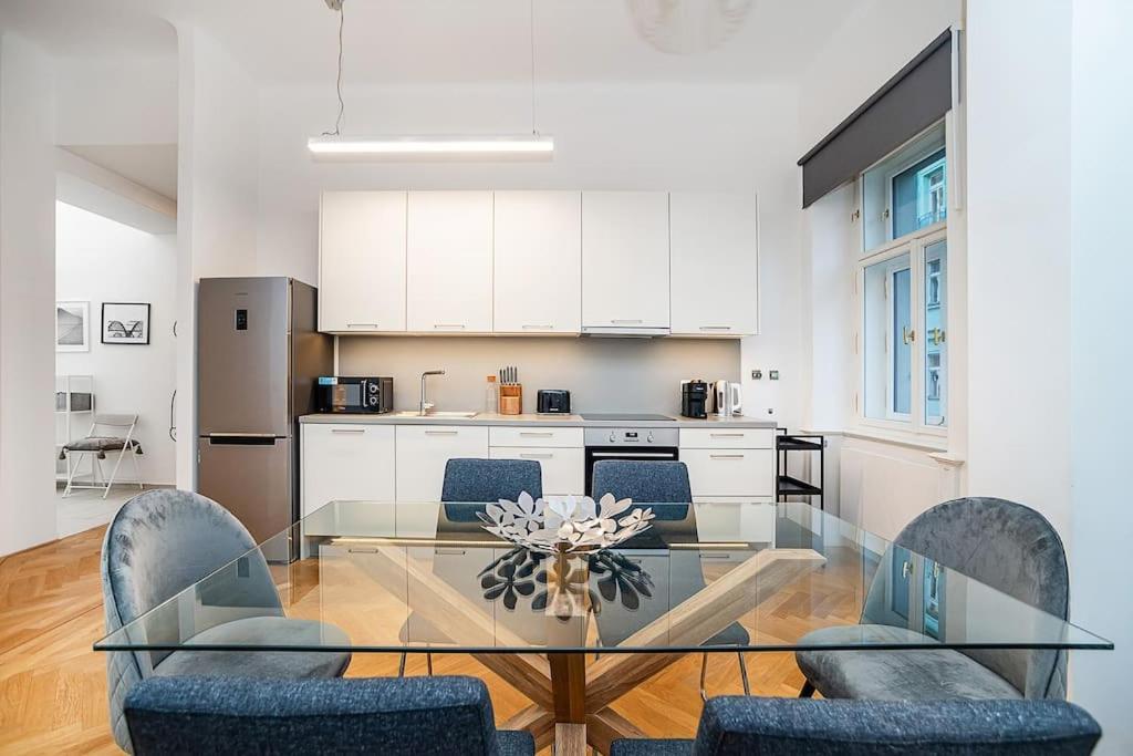 Bright And Designed In The Center Appartamento Praga