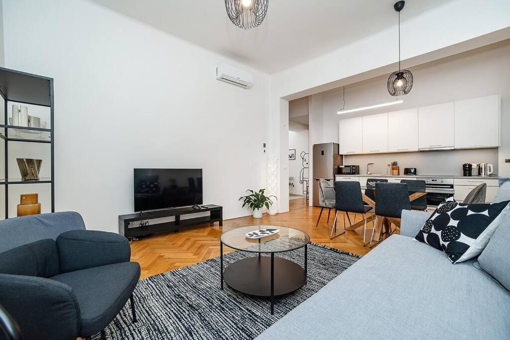 Bright And Designed In The Center Appartamento